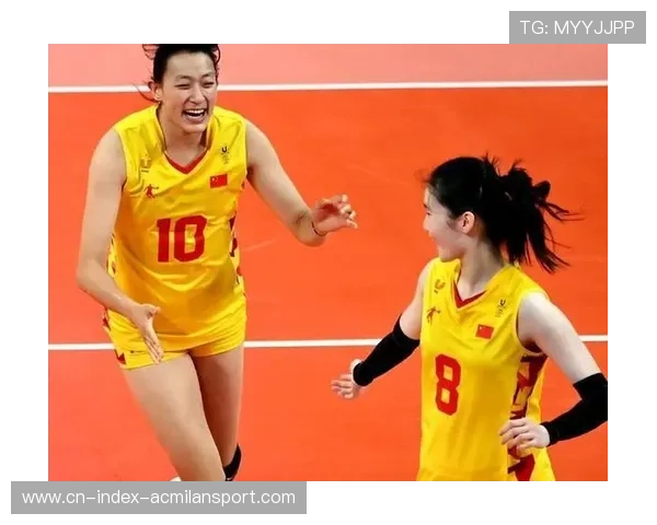 排球男队副攻怒扣中线，对方直接跪地接不住