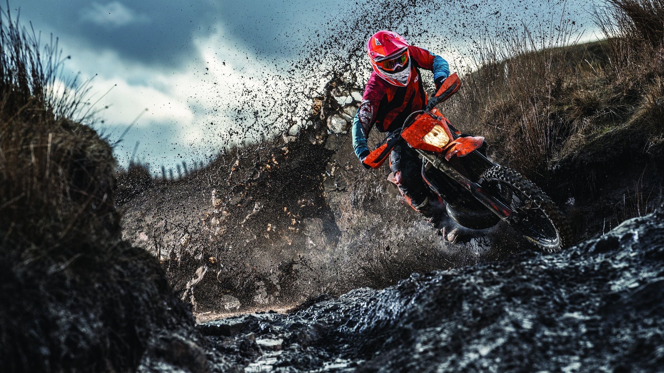 特斯·冯·迪克：南非队的中场灵魂，传球精准，推动全队进攻，冯 斯特拉克